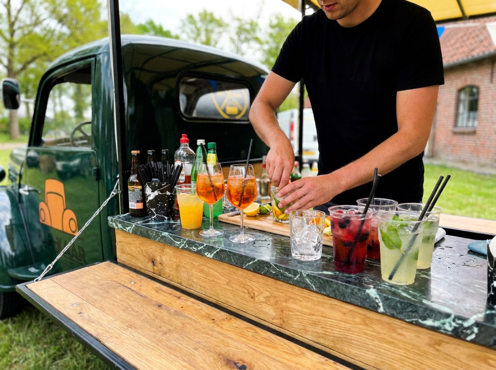 Drankformule met cocktails aan de Bar-Kaar truck, met eenvoudige cocktails op de bar