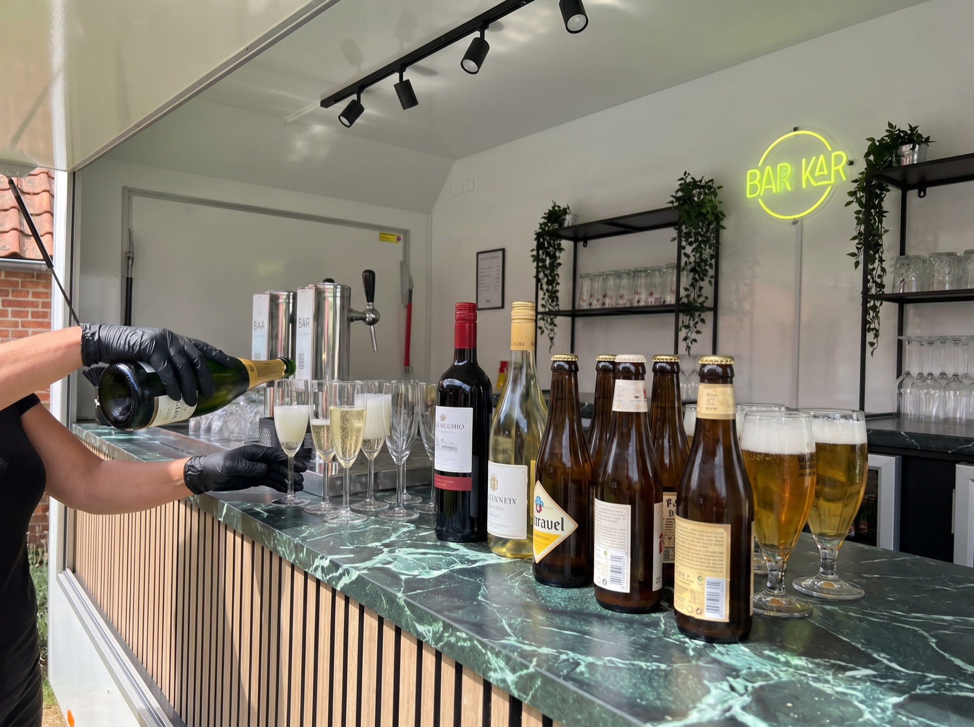 Drankformule met alcohol aan de groene Bar-Kaar truck, met cava, wijn en tapbier aan de bar