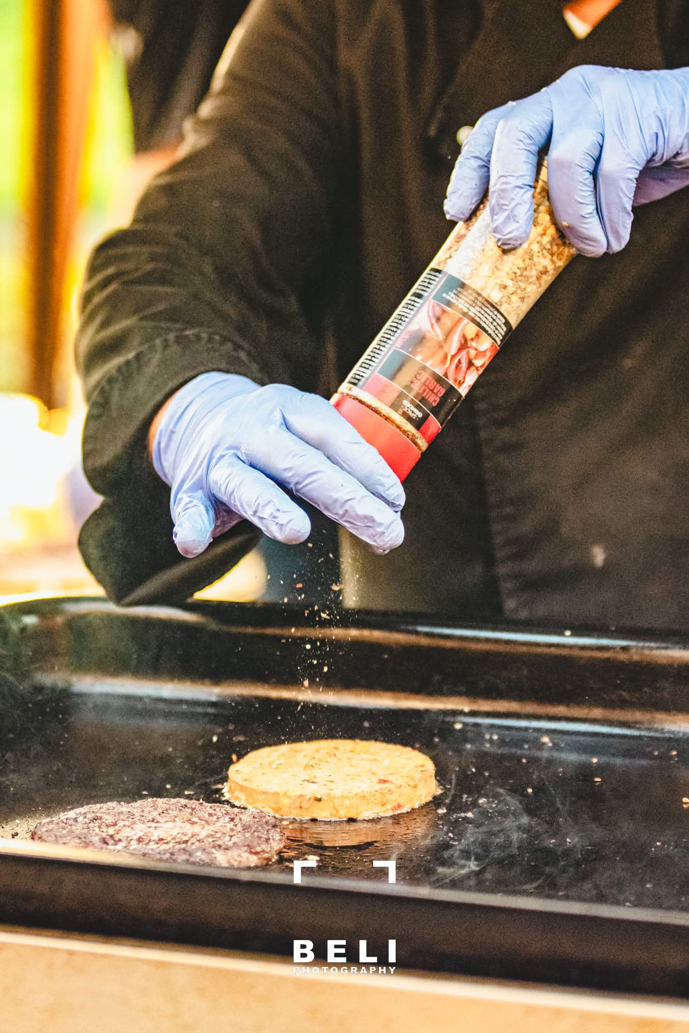 Verse burgers op de bakplaat