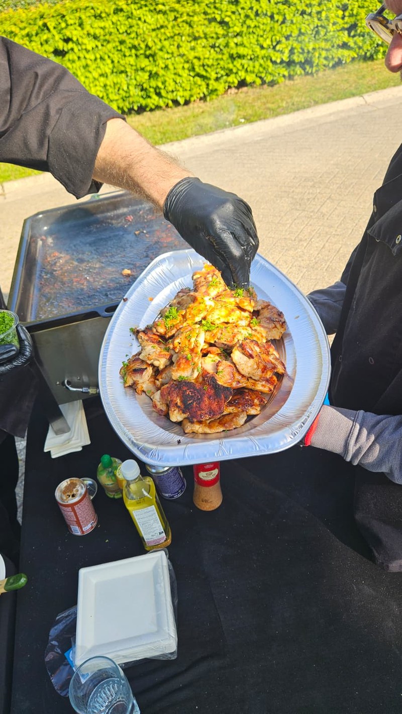 Gegrilde kip met kruiden op serveerplateau