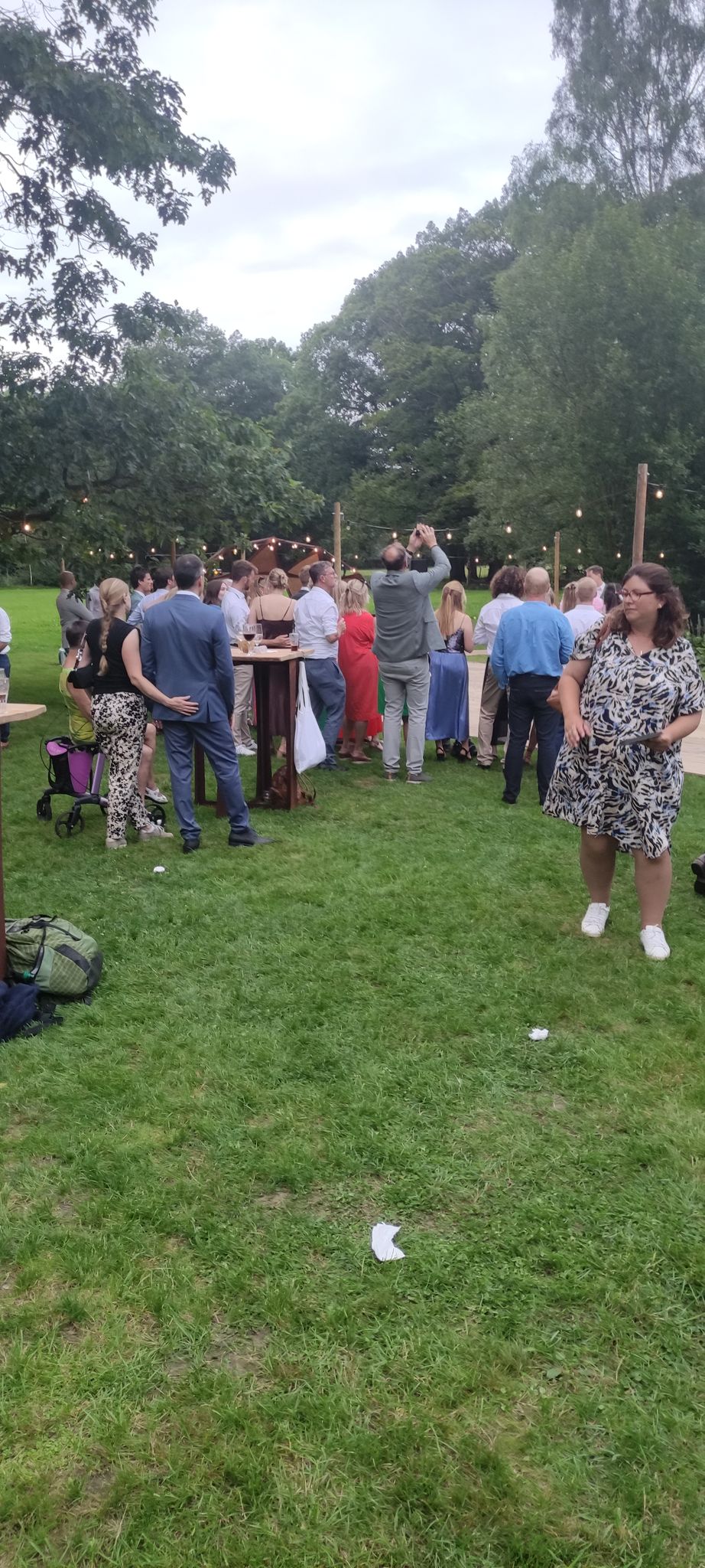 Gasten genieten van BBQ-avond