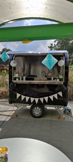 Feestelijk versierde BBQ trailer