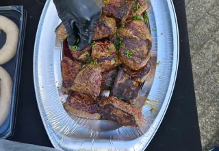 Vers gerecht in container met handschoenen