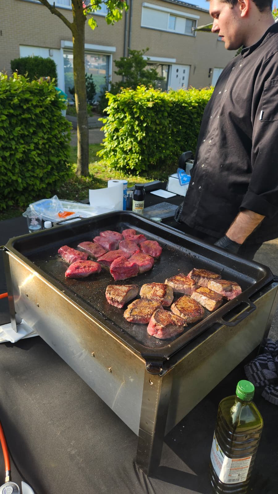 Steaks op de grill bij outdoor event