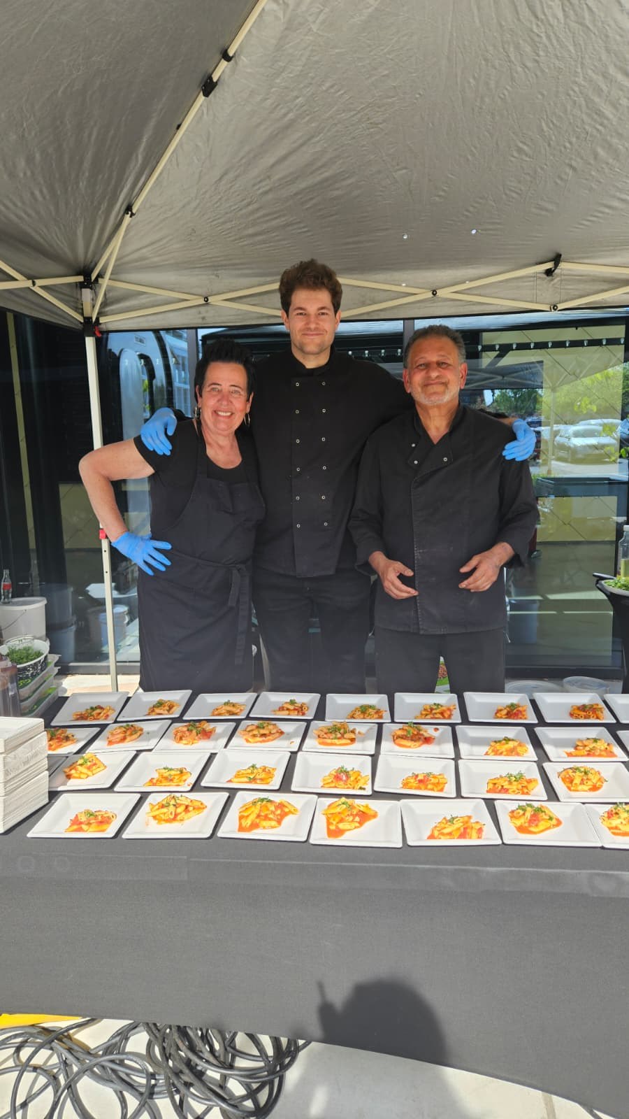 Team onder eventtent met hapjes